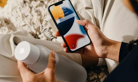 A Waterdrop water bottle and a user on the Hydration App