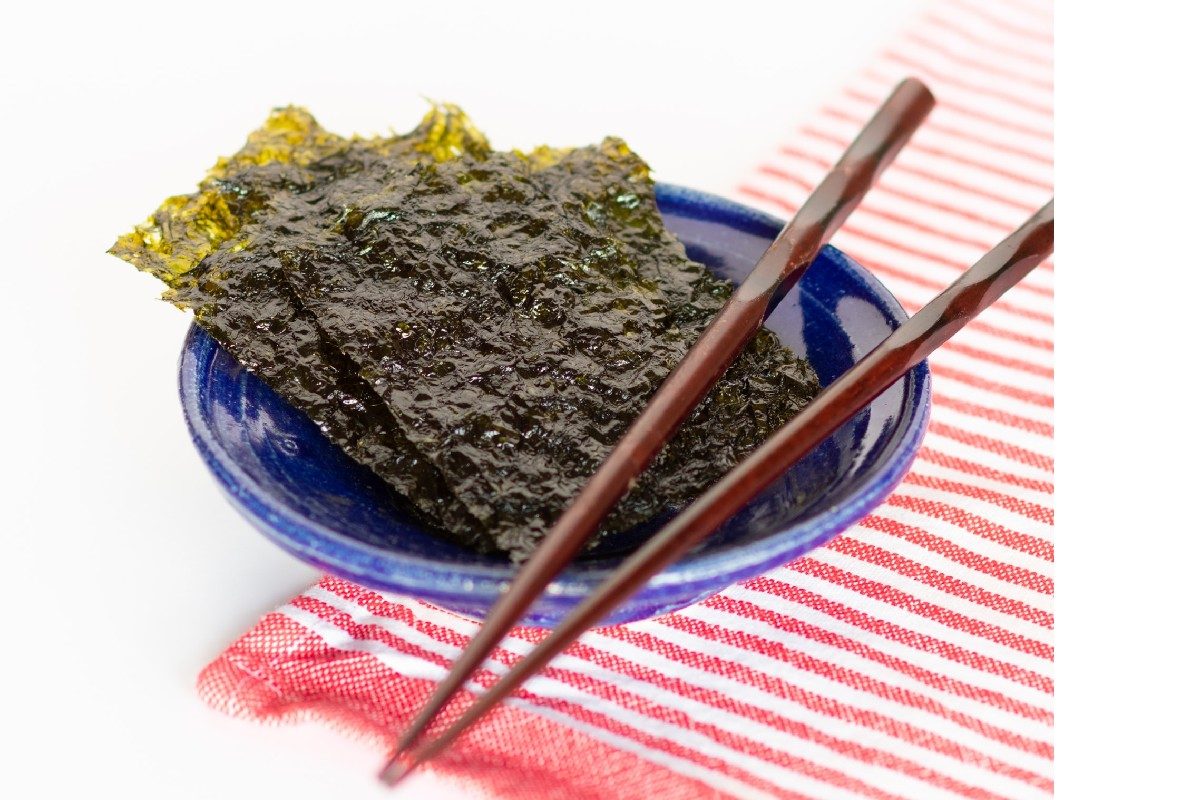 Bowl with seaweed for eating.