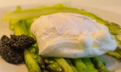 Poached egg with green asparagus and caviar.
