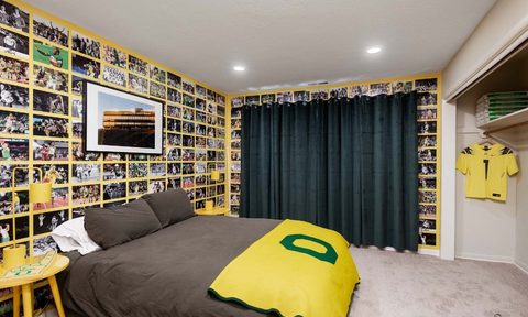 University of Oregon Vrbo bedroom.