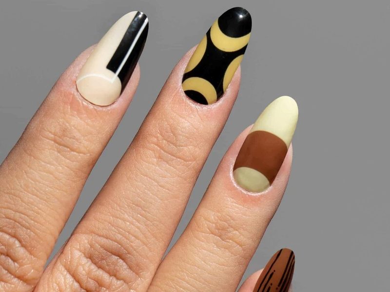 ManiMe Expresso Mama stick on nails product image.