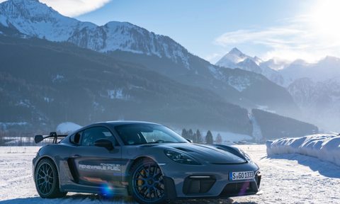 Porsche 718 Cayman GT4 RS eFuel on a frozen road in front of snow-covered mountains.