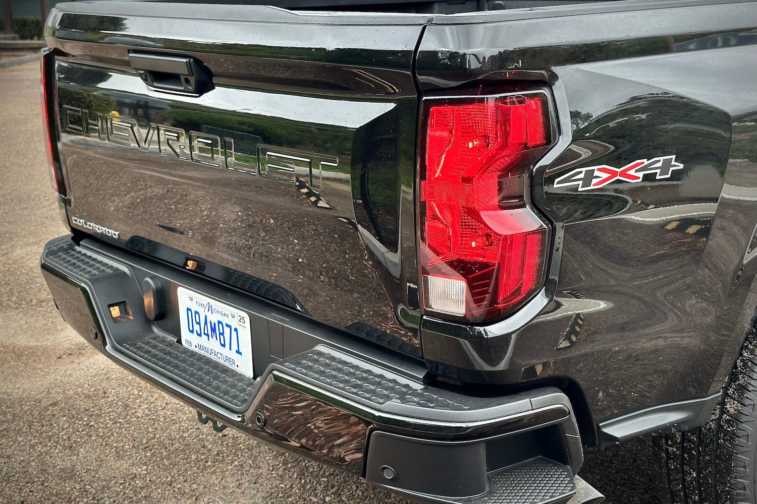 Close up of rear taillight on the 2023 Chevrolet Colorado with the tailgate.