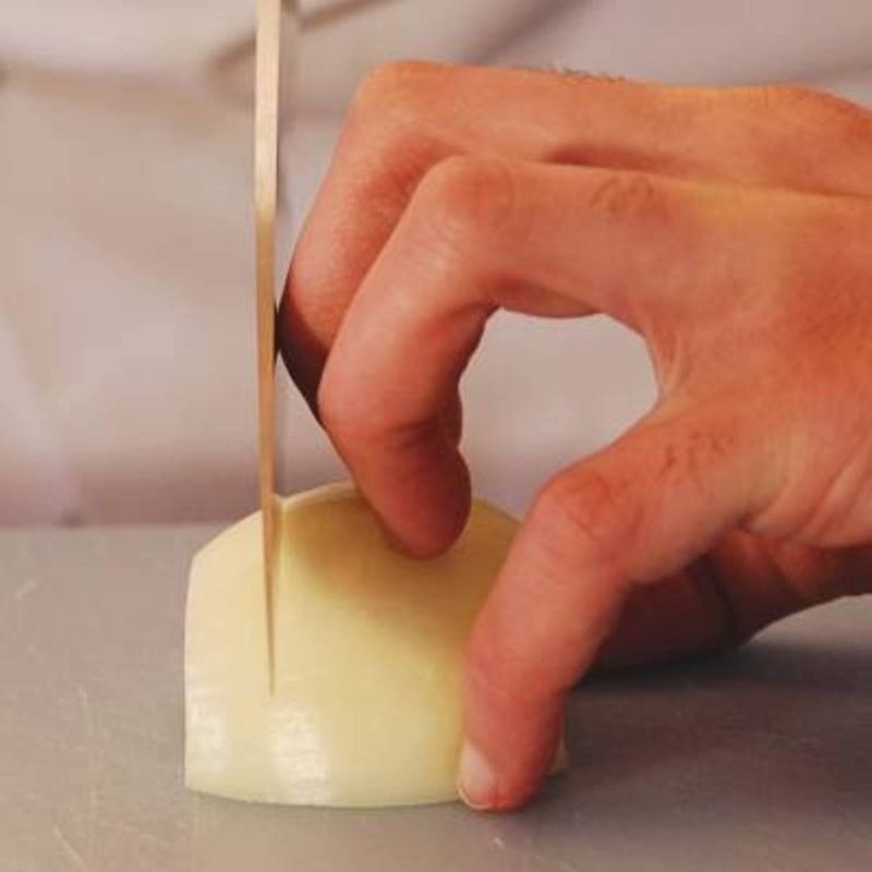 Hand cutting onion using claw technique