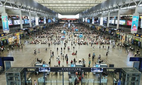 The inside of a busy airport.