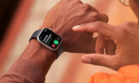 Answering a phone call on an Apple Watch Series 8.