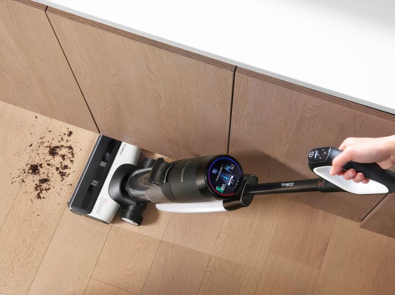 Tineco FLOOR ONE S7 Pro with screen in view