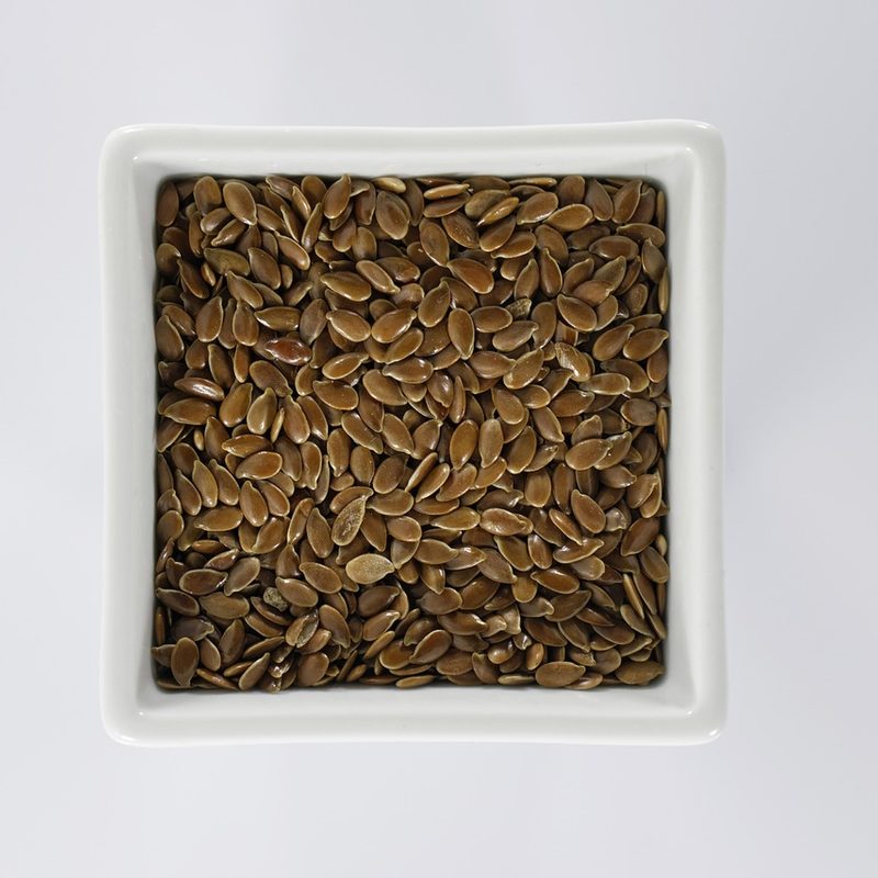 Flaxseeds on a square plate