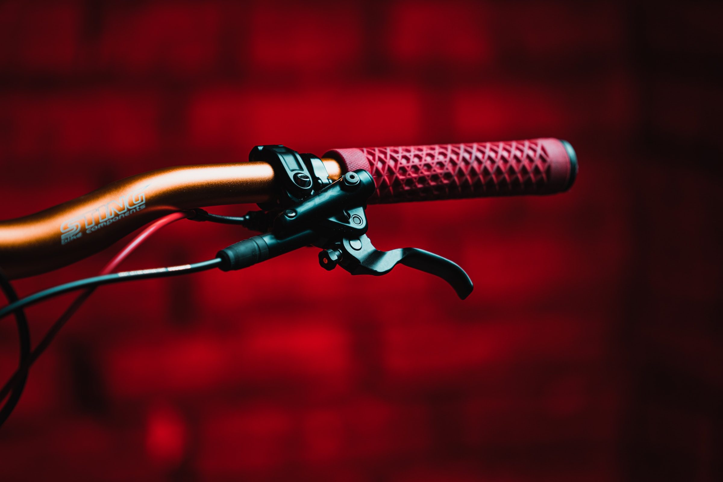 A front brake handle on a mountain bike