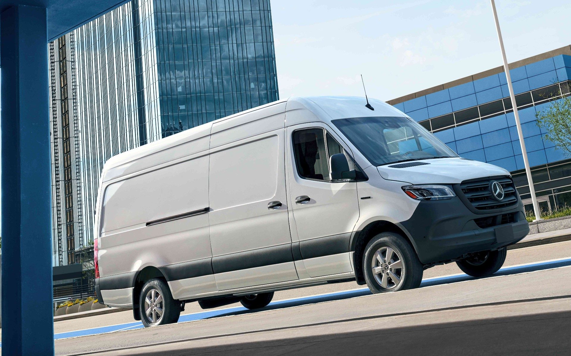 Mercedes eSprinter side view