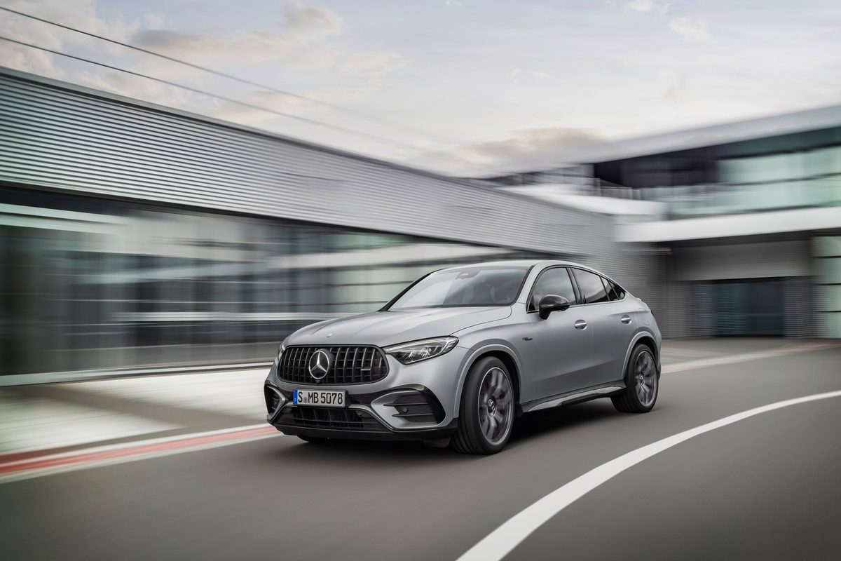 Mercedes-AMG GLC 63 S E PERFORMANCE Coupé (Kraftstoffverbrauch kombiniert 7,5 l/100 km, CO2-Emissionen kombiniert 170 g/km, Stromverbrauch kombiniert 12,7 kWh/100 km) Exterieur: MANUFAKTUR hightechsilber magno; Interieur: Leder Nappa AMG schwarz mit grauer Ziernaht // Mercedes-AMG GLC 63 S E PERFORMANCE Coupé (combined fuel consumption, weighted: 7.5 l/100 km; combined CO2 emissions, weighted: 170 g/km; combined power consumption, weighted: 12.7 kWh/100 km) exterior: MANUFAKTUR hightechsilver magno; interior: leather nappa AMG black with grey stitching