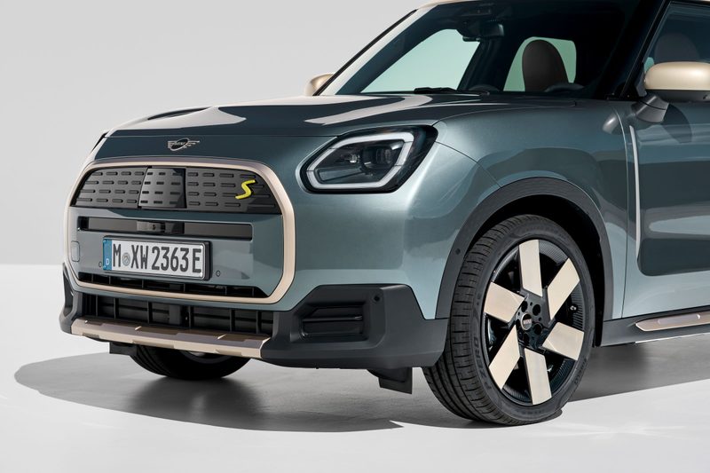 Front view of MINI Countryman EV