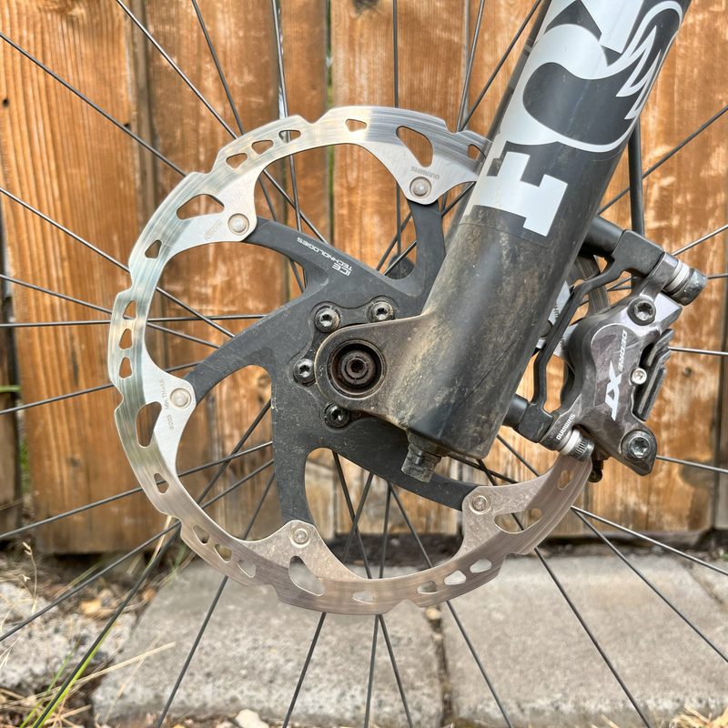 High-end Shimano XT brakes with Ice-Tech rotors