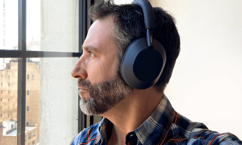 A man wearing the Sony WH-1000XM5.