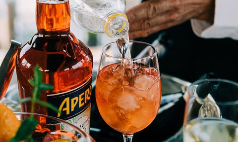 Bartender making an Aperol spritz