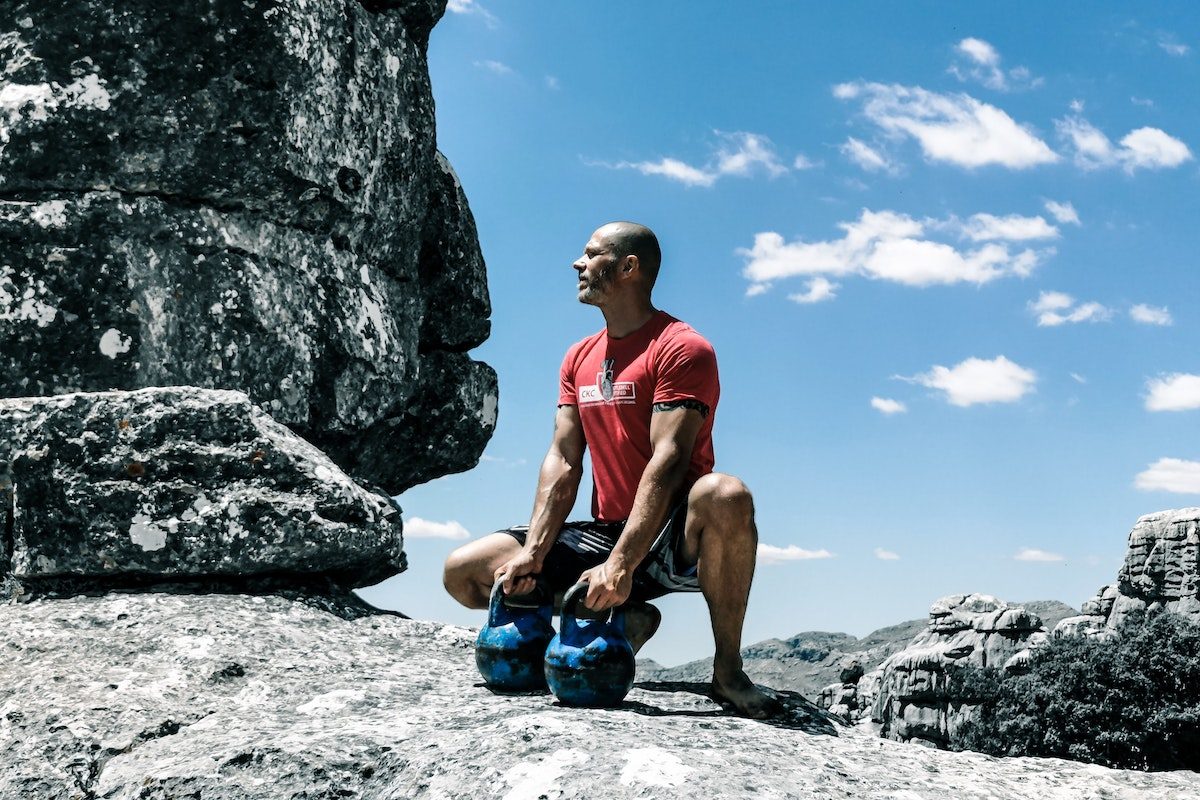 Man using kettlebells.