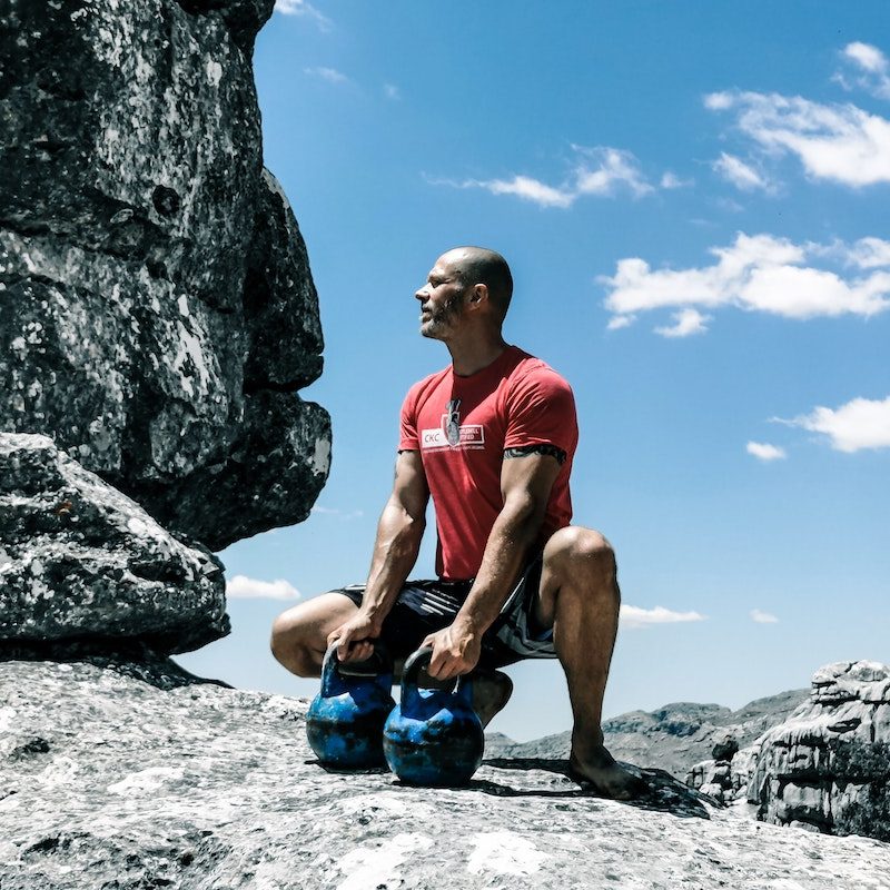Man using kettlebells.