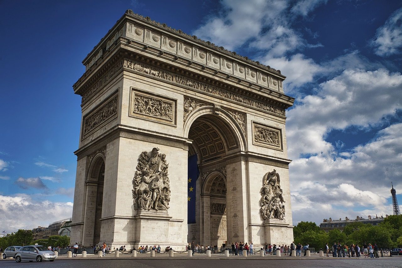 Arc de triomphe, a Paris landmark in daytime