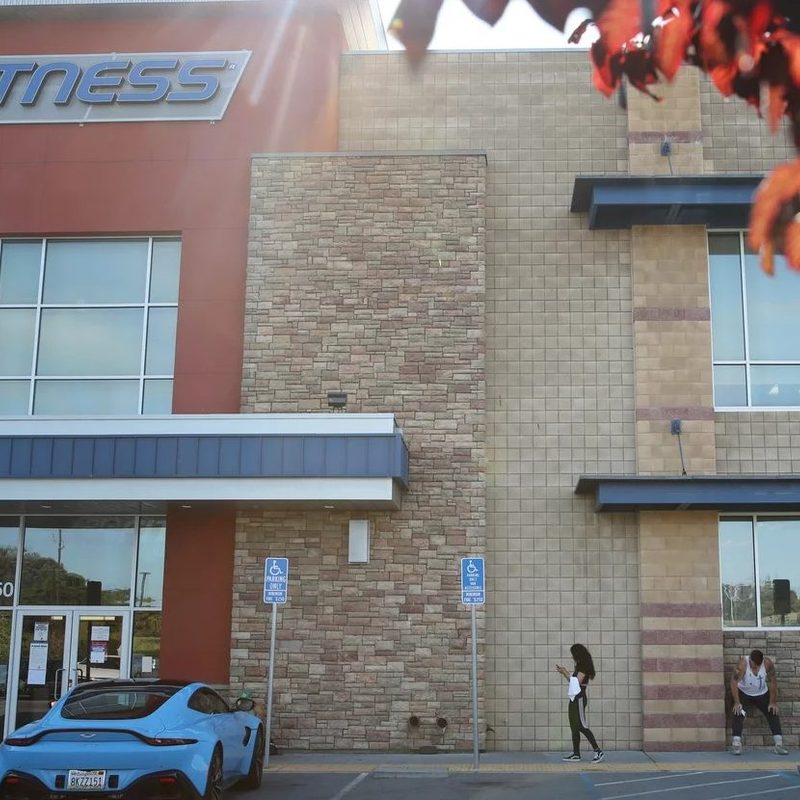24 Hour Fitness Gym from the parking lot