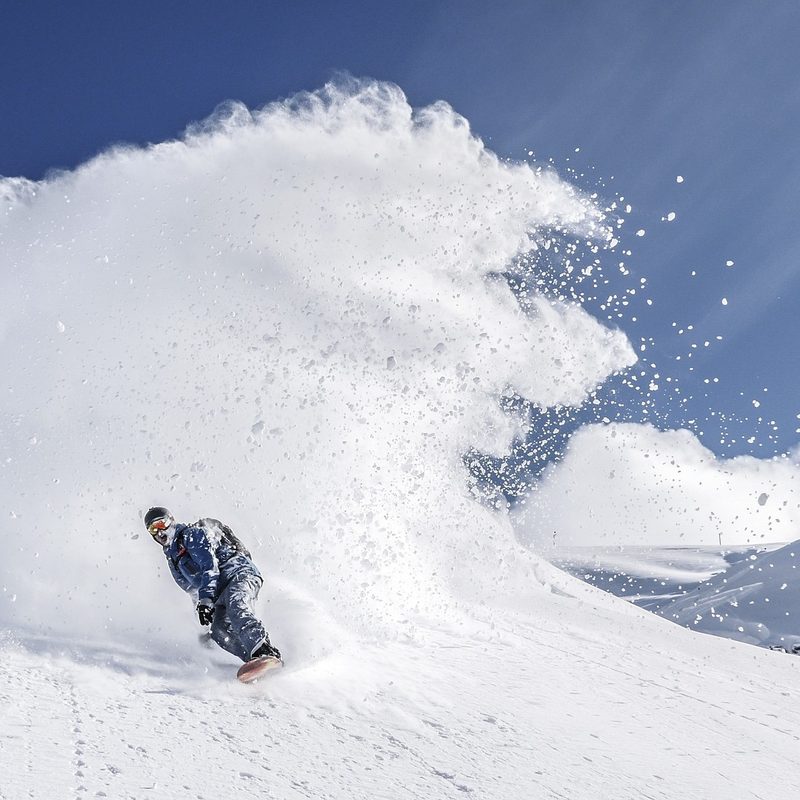 Snowboarder spraying a cloud of snow