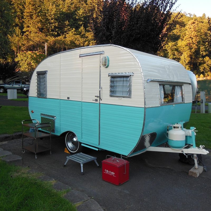 Retro RV trailer sitting in a camptsite