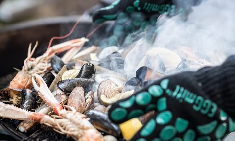 Big Green EGGmit BBQ gloves used to cook shellfish.