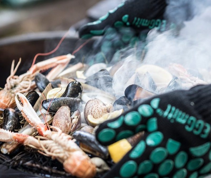 Big Green EGGmit BBQ gloves used to cook shellfish.