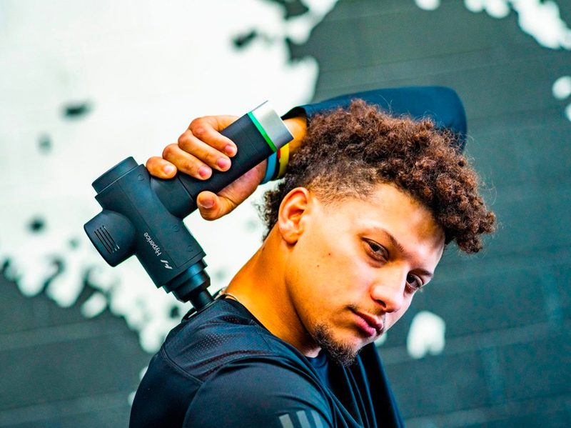 Patrick Mahomes uses the Hyperice Hypervolt 2 Pro to massage his shoulder.