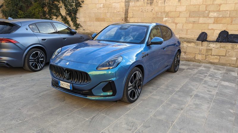 Maserati Grecale Folgore in blue