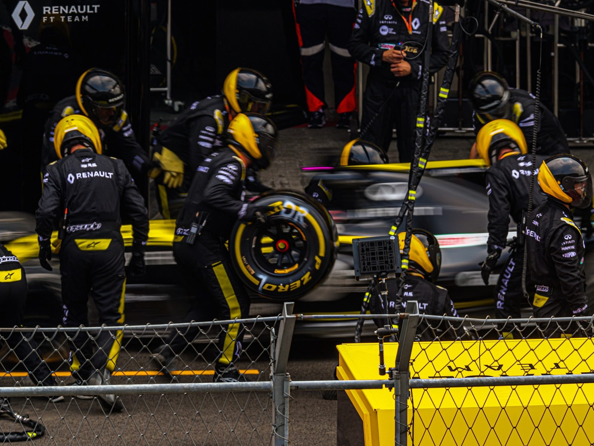 Renault F1 team pit crew chagning tires.