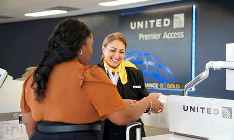 Person using United's Premier access desk