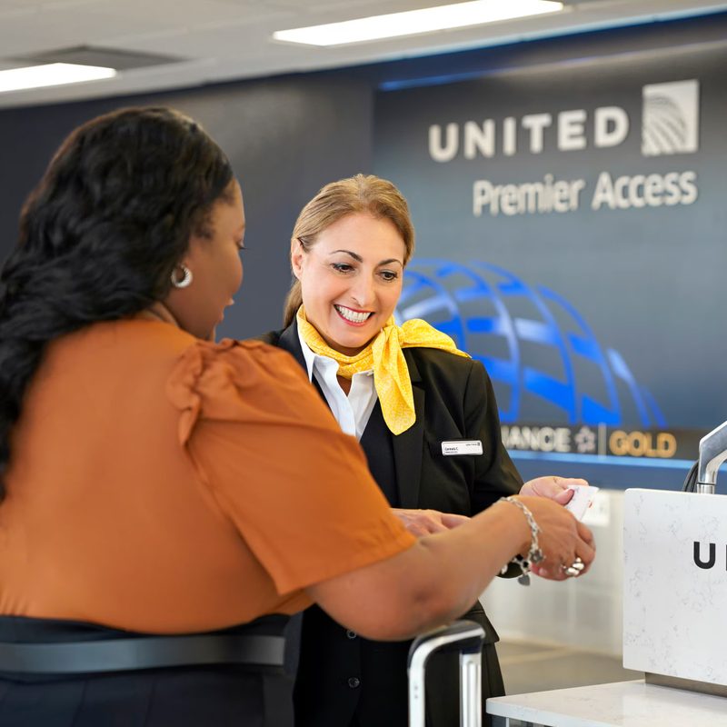 Person using United's Premier access desk