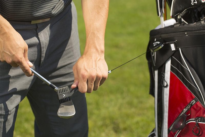 A golfer using the Callaway golf club brush.