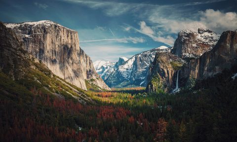 A picture of the Yosemite Valley during springtime