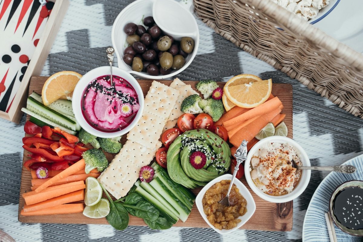 hummus and veggie plate