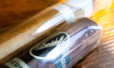 Davidoff Escurio and Aniversario cigars up close by Briley Kenney from The Manual