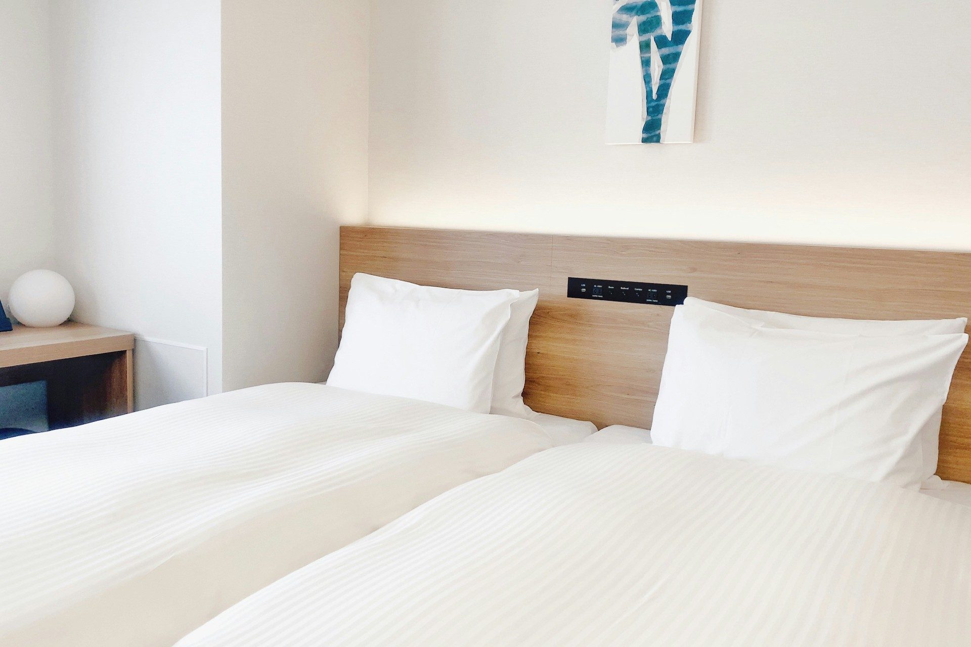 White twin beds in hotel room