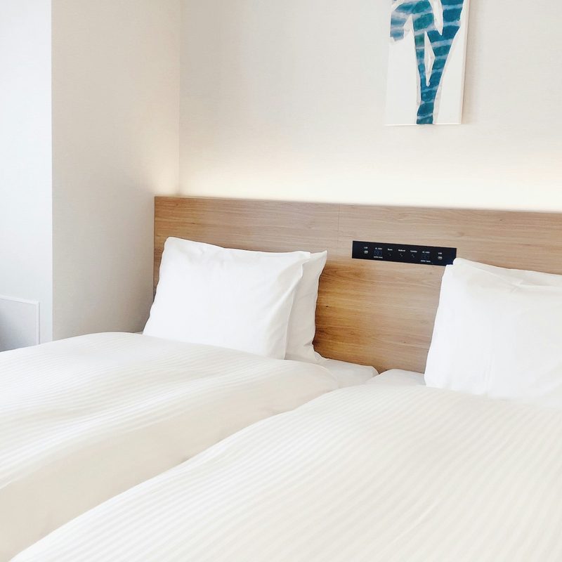 White twin beds in hotel room