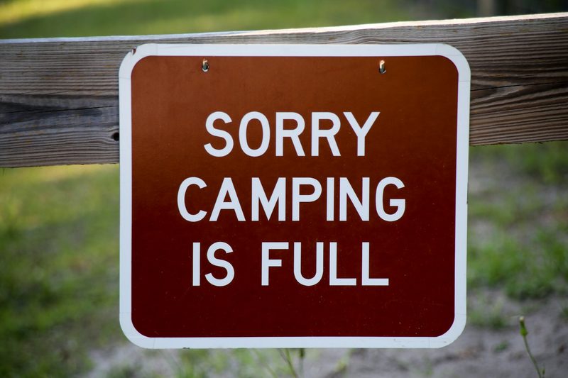 A camping sign stating that the camp site is full