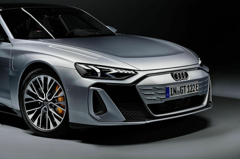 Audi S e-tron GT right front corner.