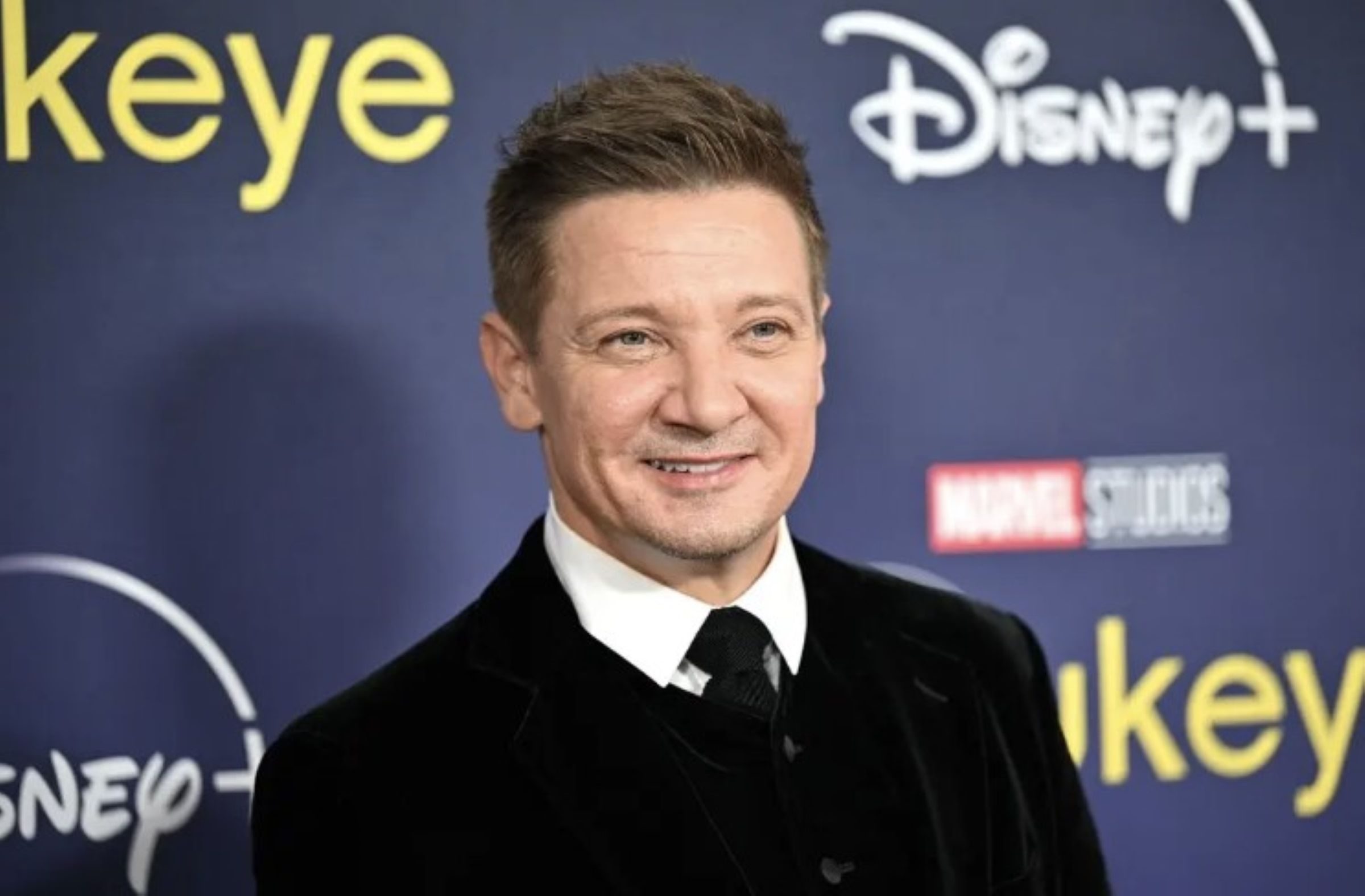 Jeremy Renner Actor smiling at awards show wearing black tie