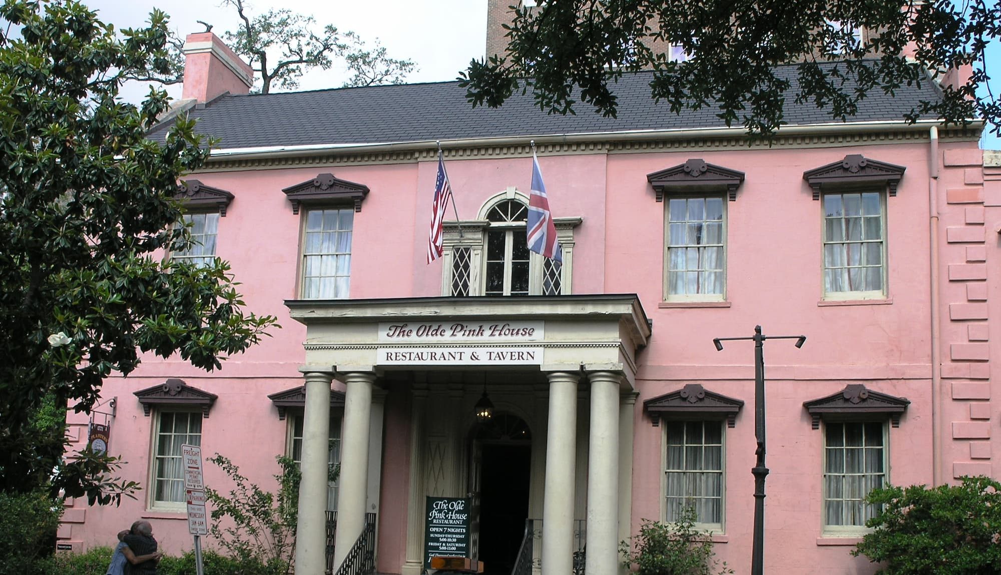 photo of a pink house in Savannah, Georgia