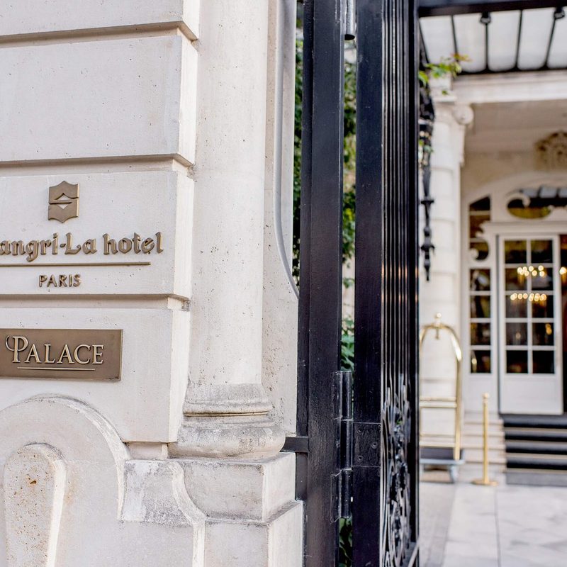 Shangri-La Hotel Paris entrance
