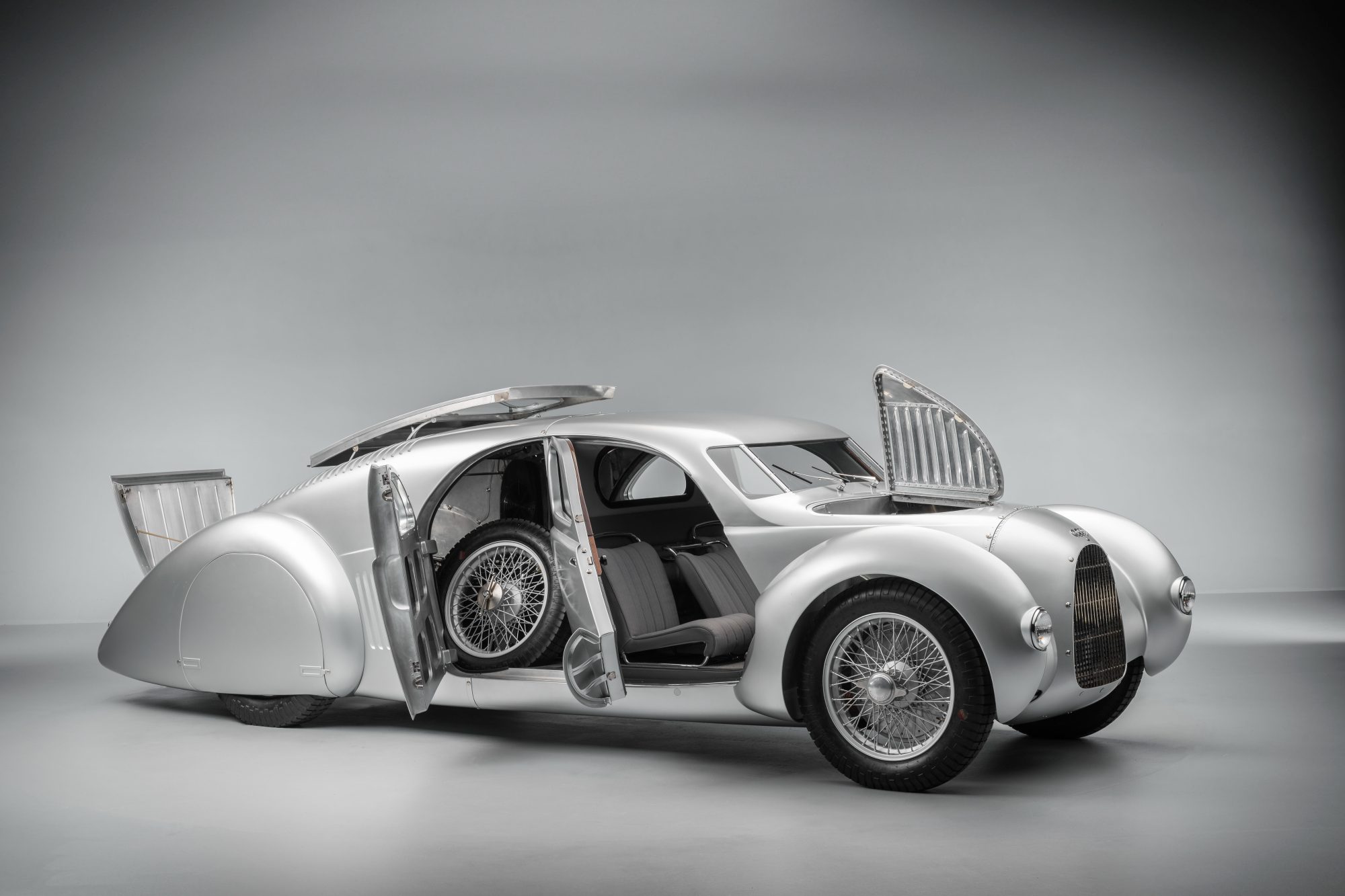 2023 Audi Schnellsportwagen with open doors, roof, trunk, and bonnet.