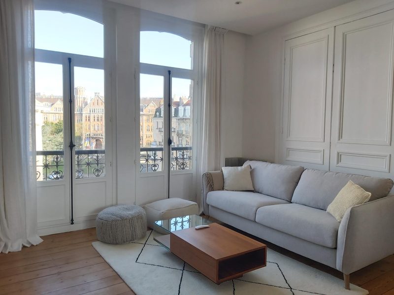 Airbnb apartment with view of Porte de Paris Monument