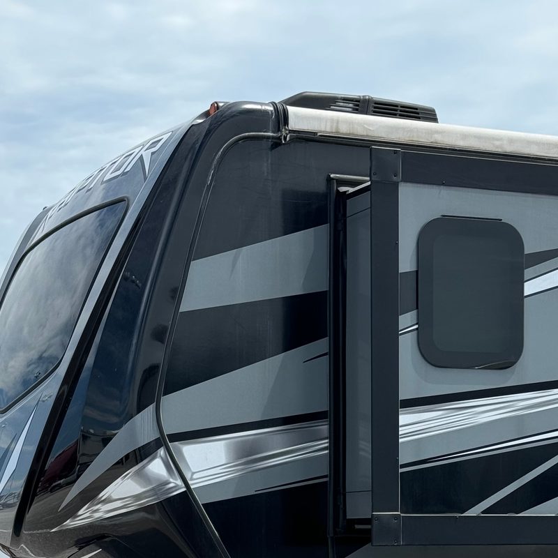 Raptor 354 exterior