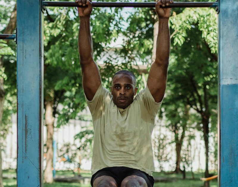 Hanging leg raises. yellow shirt outside