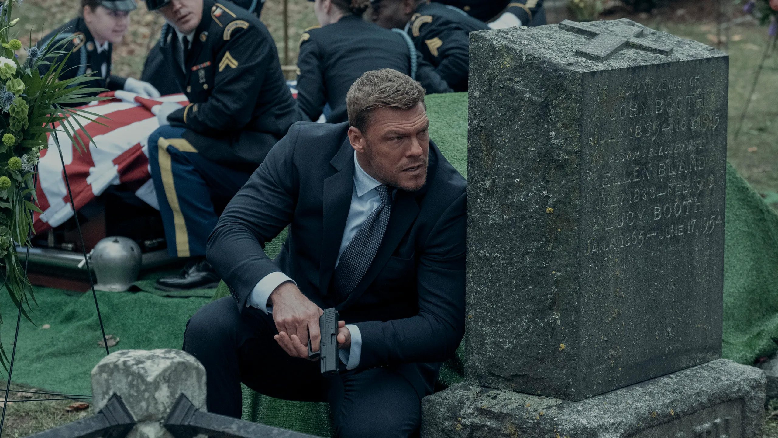 Alan Ritchson in Reacher