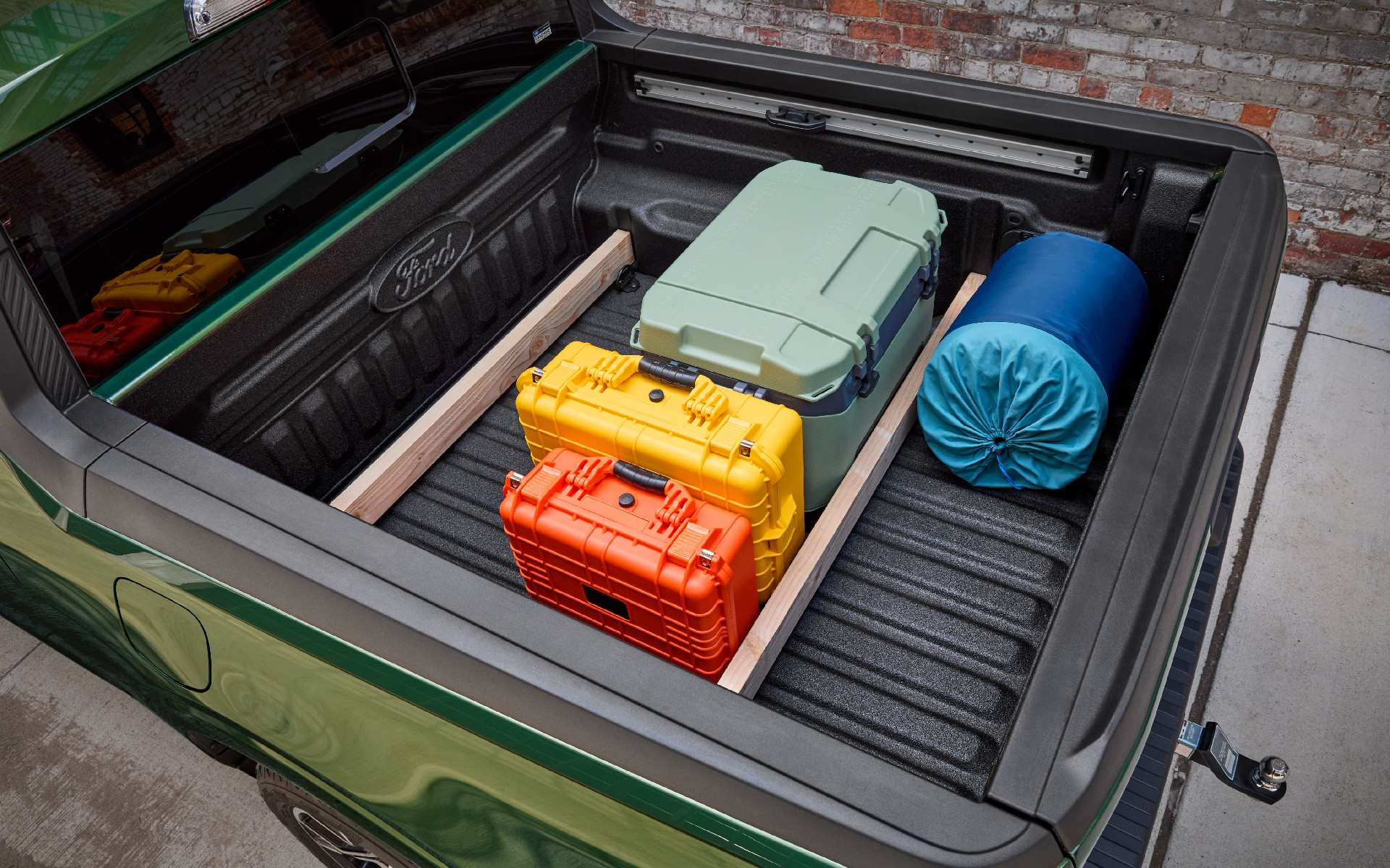Bed dividing with planks on a 2025 Ford Maverick