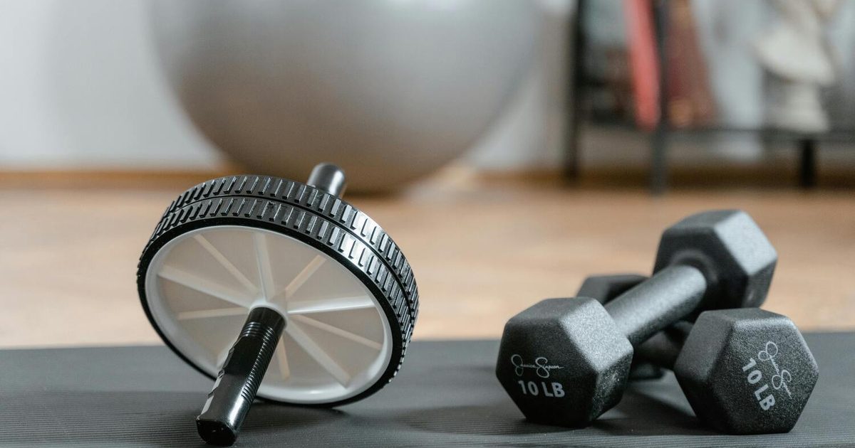 Master the ab roller: Tips for a stronger, defined core - The Manual